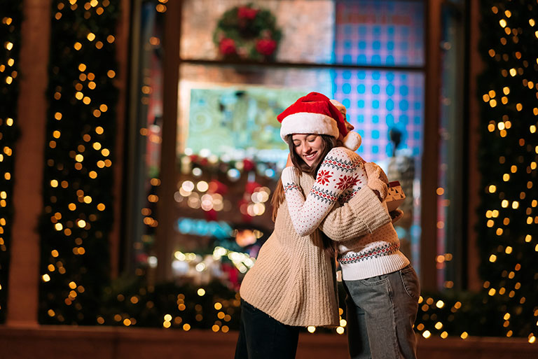 Étreinte entre deux amis à Noël