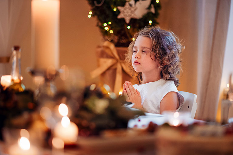Enfant priant à Noël