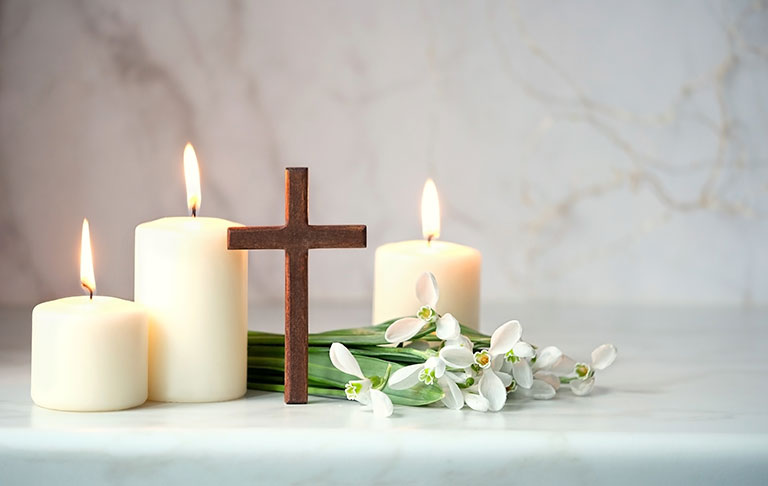 Belle table du carême avec croix et bougies
