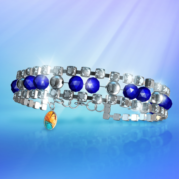 Un bracelet en cristal bleu saphir orné de zircons avec une médaille de Marie et l'Enfant